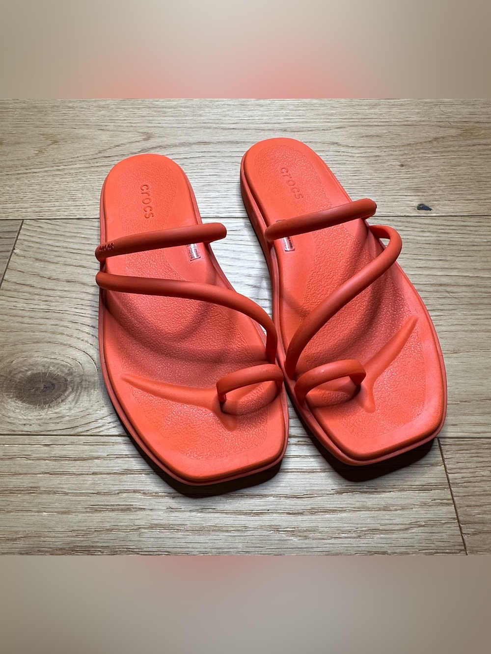 Crocs Miami Toe Loop Sandal Flat Orange Croslite Foam Comfy Strappy Sandals Sz 6